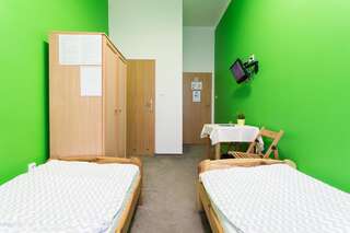 Хостелы Moon Hostel Варшава Двухместный номер с 2 отдельными кроватями и собственной ванной комнатой-2