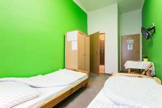 Хостелы Moon Hostel Варшава Двухместный номер с 2 отдельными кроватями и собственной ванной комнатой-3
